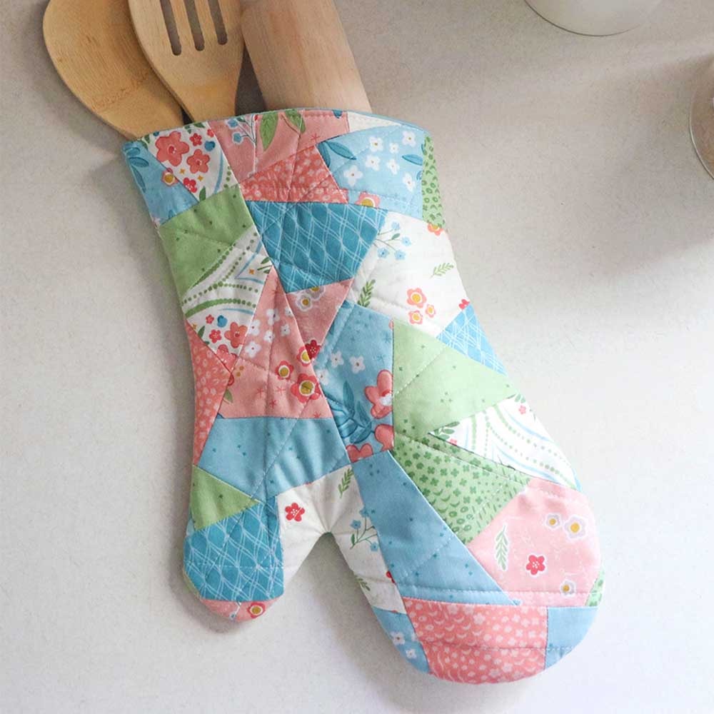PQ11966-GO!-Crazy-Quilt-Oven-Mitt-Lifestyle-1000x1000